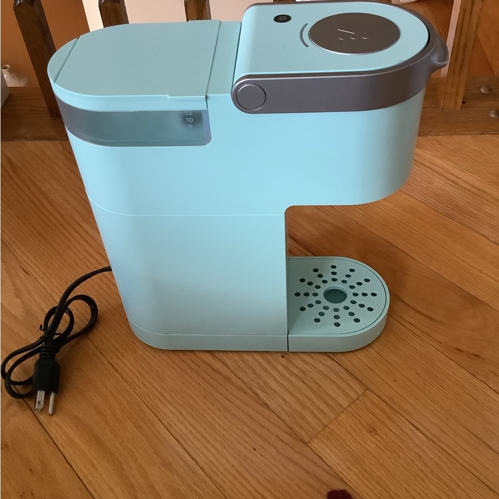 Bright Aqua Single-Serve Coffee Brewer